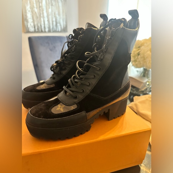 AUTHENTIC Louis Vuitton Laureate Platform Desert Boot (Black) - Picture 7 of 10